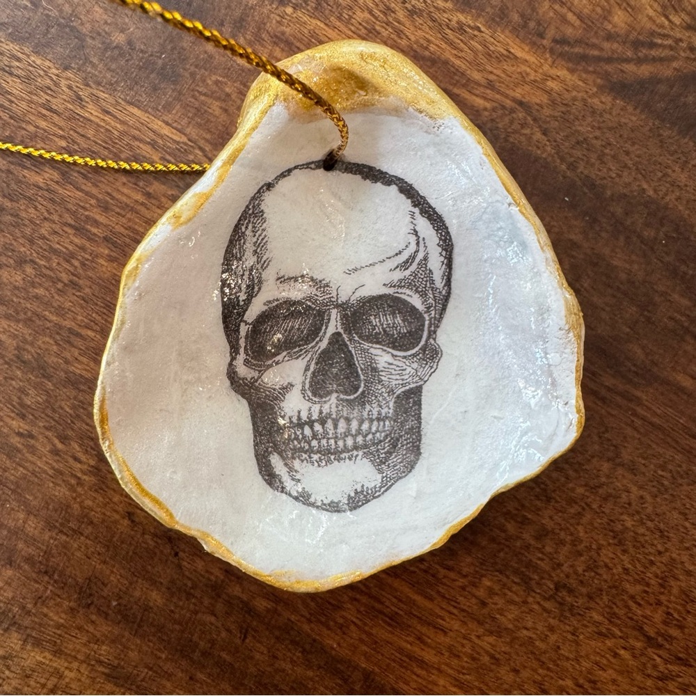 Gold and White Skull Oyster Shell Christmas Ornament 🎄